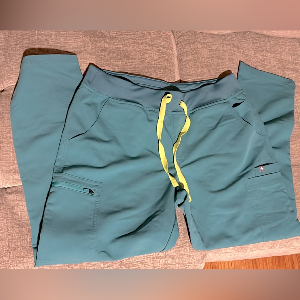 Figs yola pants size Large Petite